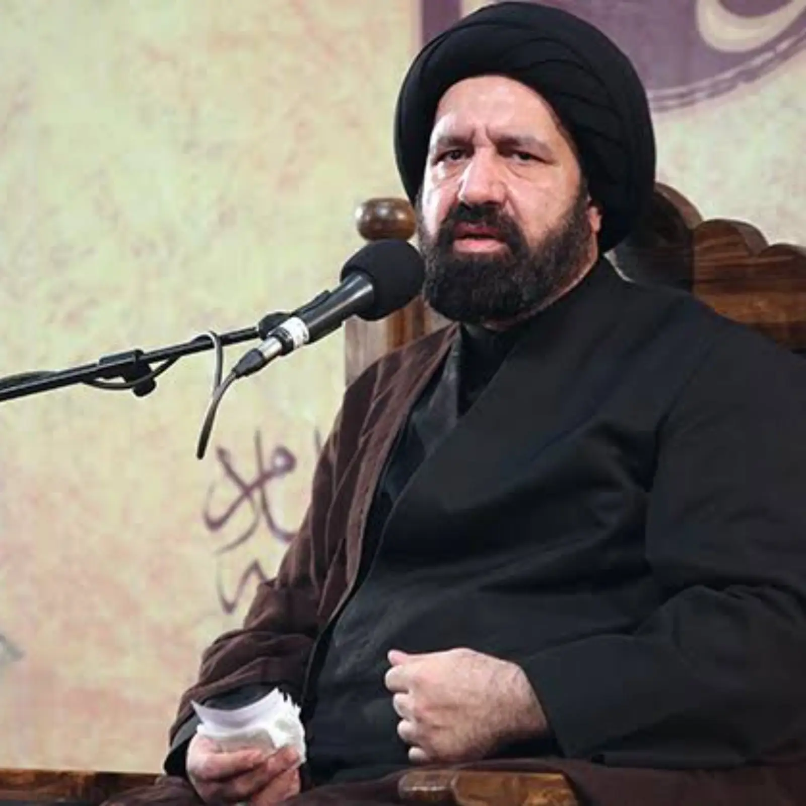 کاور سخنرانی داستان نذری پیر زن حجت الاسلام دارستانی - احمد دارستانی